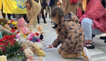 Savaşta ölen Ukraynalı çocuklar oyuncaklarla anıldı