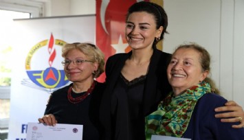 İzmir'de 60 yaş üstü öğrenciler karnelerini aldı