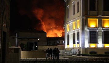 İzmir’de Tarihi Kemeraltı Çarşısı’nda yangın: Tekstil deposu alevlere teslim oldu