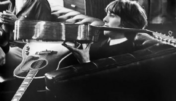 John Lennon'un 50 yıldır kayıp olan gitarı açık artırmada