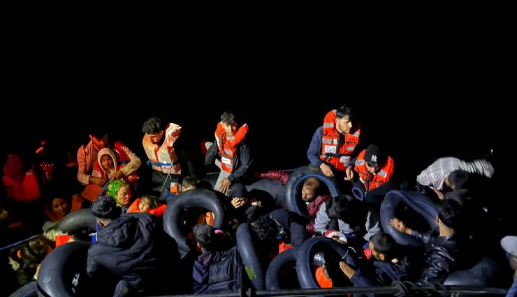 İzmir’in Çeşme açıklarında 18'i çocuk 45 göçmen yakalandı