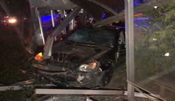 Aracıyla otobüs durağına daldı: 5 yaralı