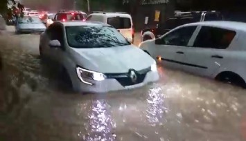 İzmir'de sağanak etkisini gösteriyor