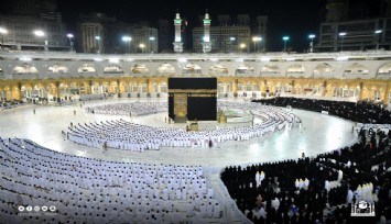 Kâbe’de aylar sonra sosyal mesafesiz ilk namaz