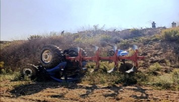 Tarlasını sürerken devrilen traktörünün altında can verdi  