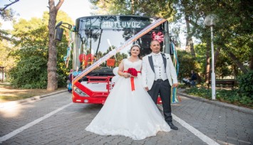Kadın şoför ESHOT otobüsünü düğün arabası yaptı