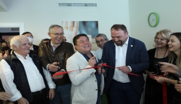 Siyaset üstü dayanışma: İki rakip birlikte kurdele kesti