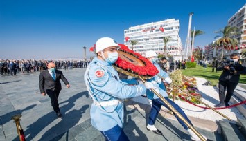 İzmir'de Cumhuriyet Bayramı kutlamaları çelenk töreniyle başladı