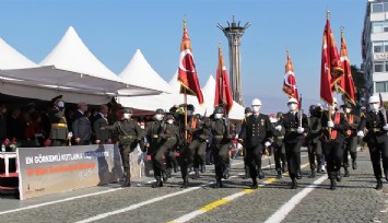 İzmir Cumhuriyet Meydanı’nda “Bayram” havası
