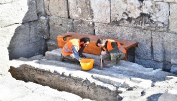 İzmir'de heyecanlandıran buluntu: Antik tiyatro kulisinde ilk antik tuvalet
