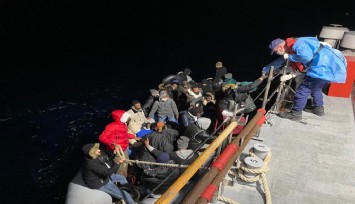 Seferihisar ve Dikili açıklarında can pazarı: 59 göçmen kurtarıldı