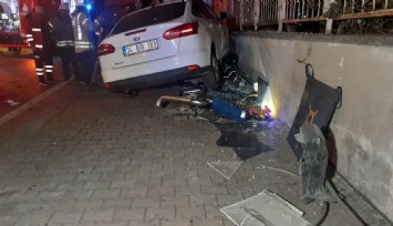 Otomobil durağa daldı, 2 kardeşi ayırdı