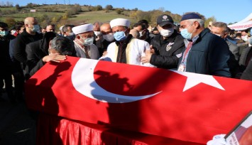 Şehidin babasının en zor görevi: Oğlunun cenaze namazını kıldırdı, sonra tabutuna sarılıp ağladı
