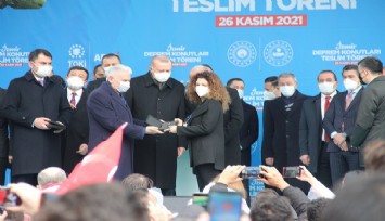 İzmir’de 596 deprem konutu ve işyeri Cumhurbaşkanı Erdoğan’ın da katıldığı törenle depremzedelere teslim edildi