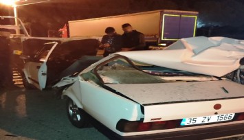Tıra arkadan çarpan otomobil ikiye bölündü  