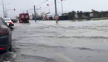 İzmir’de deniz taştı: Sular tramvay hattını doldurdu, seferler iptal edildi