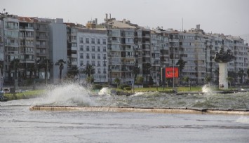 Fırtına nedeniyle Konak’ta deniz taştı, ulaşımda zor anlar yaşandı