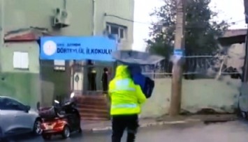 İzmir’de trafik polisinden yürekleri ısıtan hareket