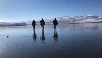 Buz tutan Çıldır Gölü'nde 'vals'