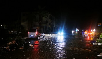Marmaris'te sağanak yağış hayatı felç etti