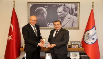 Başkan Batur, İsveç Büyükelçisi’ne Konak’ı anlattı