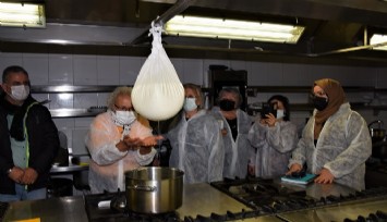Bornova Belediyesi'nden kadınlar için ekmek ve peynir yapım atölyesi