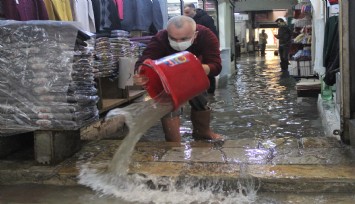 Kemeraltı esnafının yağmurla savaşı!