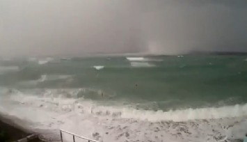 Çeşme’ye hortum böyle geldi, faciadan dönüldü  