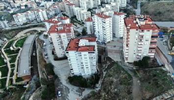 İzmir’de yıkılan istinat duvarının bilançosu havadan görüntülendi: 88 daire tahliye edildi
