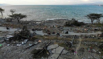 Endonezya’da 7.4 büyüklüğünde deprem