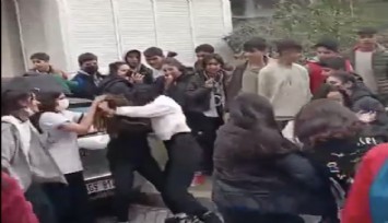 Kız öğrenciler okul çıkışında birbirine girdi