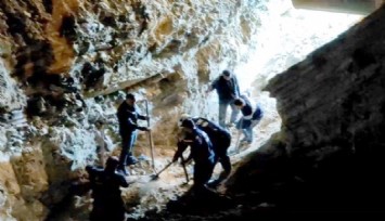 Kuşadası'nda bir işçi göçen toprağın altına kaldı: Ekipler göçük altında kalan işçiyi kurtarmak için çalışıyor