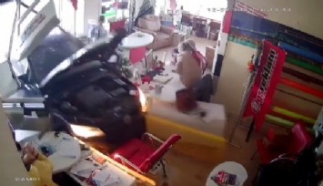 Kontrolden çıkan otomobil iş yerine böyle girdi
