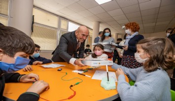 Başkan Soyer 900 çocuğa tablet dağıttı