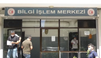 Bıçaklı saldırgan engelli memuru rehin aldı