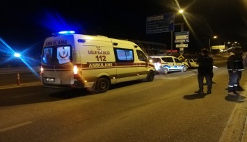 Alkollü sürücü önce aydınlatma direğine ardından bariyere çarptı: 3 yaralı