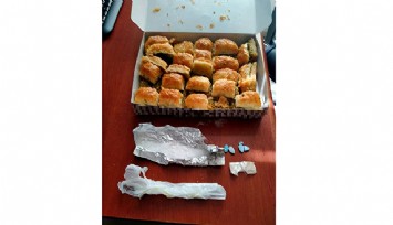 Baklava kutusunda uyuşturucu taşıyorlarmış