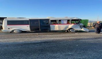 Tire'de servis minibüsü ve traktör çarpıştı: 6 yaralı
