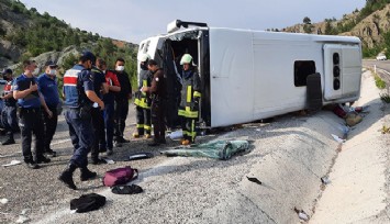 Lösemili öğrencilerinin moral gezisi kazayla noktalandı; 4'ü ağır 25 yaralı