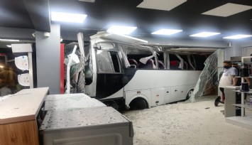 İşçi servisi mobilya mağazasına daldı: 12 yaralı