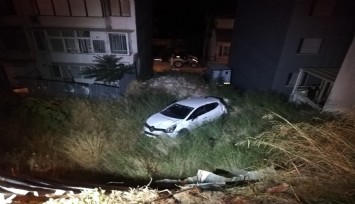 Konak'ta boş araziye uçan otomobildeki 2 kişi yaralandı, sürücüsü kaçtı
