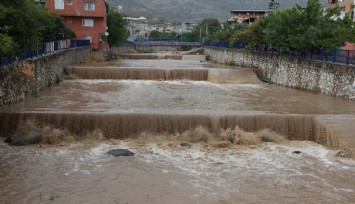 Ani yağış İzmir'de su baskınlarına yol açtı