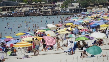 Çeşme’ye tatilci akını, plajlar doldu taştı