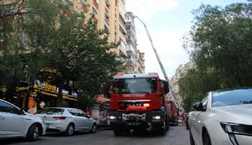 İzmir'de çatı yangınında dumanlar göğe yükseldi: Asansörde mahsur kalan kişi kurtarıldı  