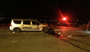 İzmir’de iki otomobilin kafa kafaya çarpıştığı kazada can pazarı: 1’i ağır 11 yaralı  