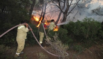 Foça'daki yangının etrafı çevrildi: Ekiplerin yangın yoğun söndürme çalışması sürüyor  