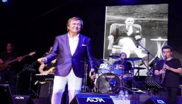 Çeşme’de Erol Evgin’den Ata’ya selam