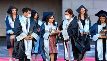 Alkışlar Esra için: Engelleri aşıp mezun oldu