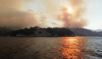Samos’ta büyük yangın: Otel ve villalar boşaltıldı