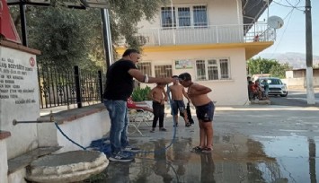 Mahalle Muhtarı bayram öncesi çocukları köy meydanında yıkadı 